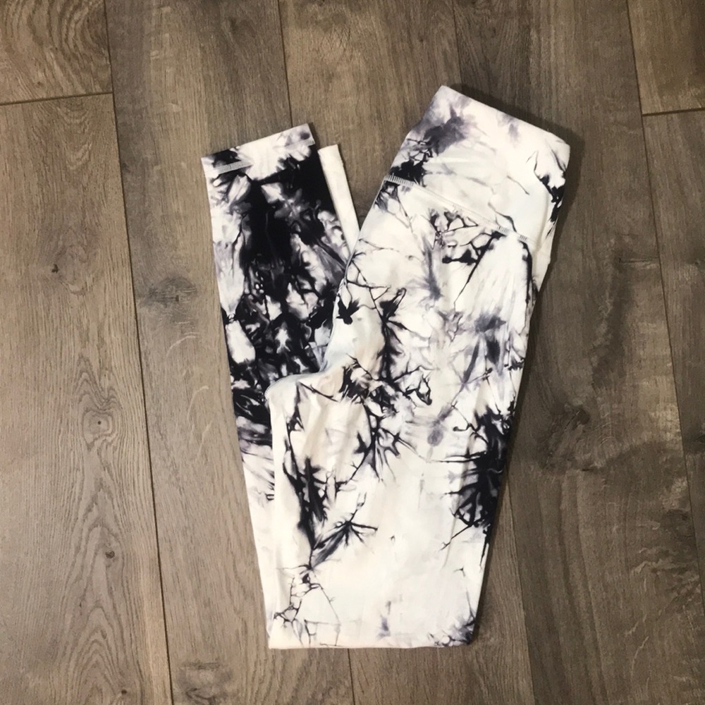 Last 1 • Buttery Soft Tie Dye Leggings - Picture 4 of 7